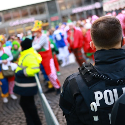 Polizisten sicherten bereits in den frühen Morgenstunden die Straßen rund um den Alter Markt vor dem Beginn des Karnevals.