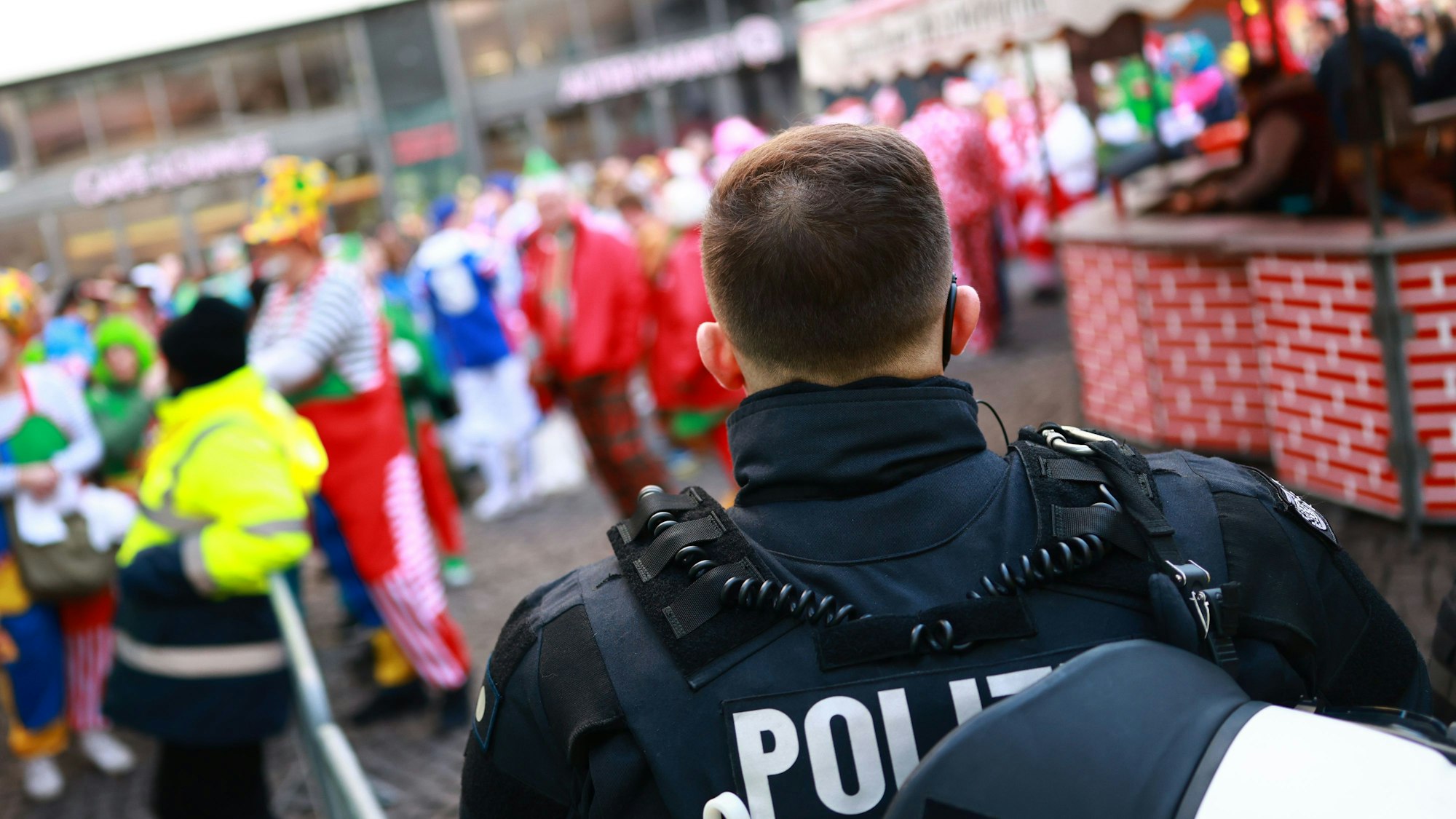 Polizisten sichern die Straßen rund um den Alter Markt vor dem Beginn des Karnevals 2025.