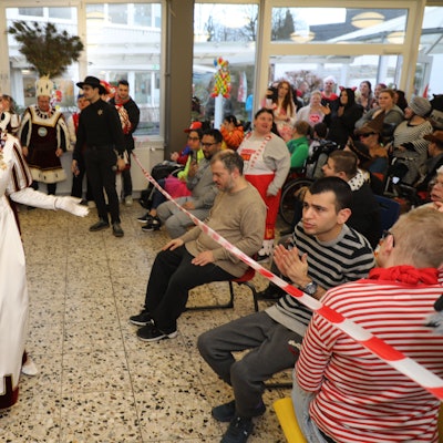 In den Gemeinnützigen Werkstätten Köln am Schlodderdicher Weg in Bergisch Gladbach tanzt Jungfrau Steffi beim ersten Auftritt an Weiberfastnacht.