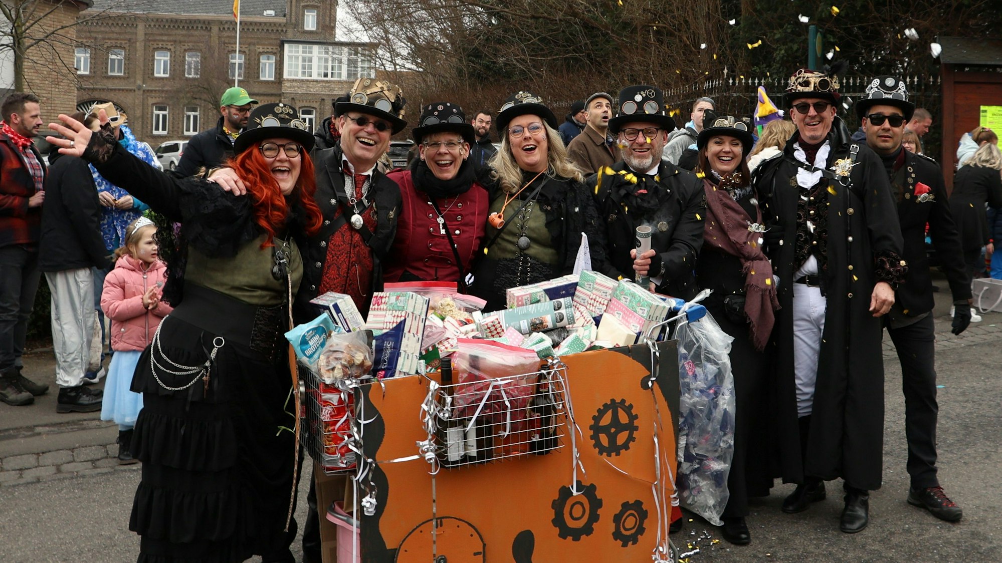 Freunde, Kollegen und Nachbarn hatten sich zusammengetan und zogen als Steampunker durch den Enzener Karnevalsumzug, reichlich bestückt mit Kamelle.