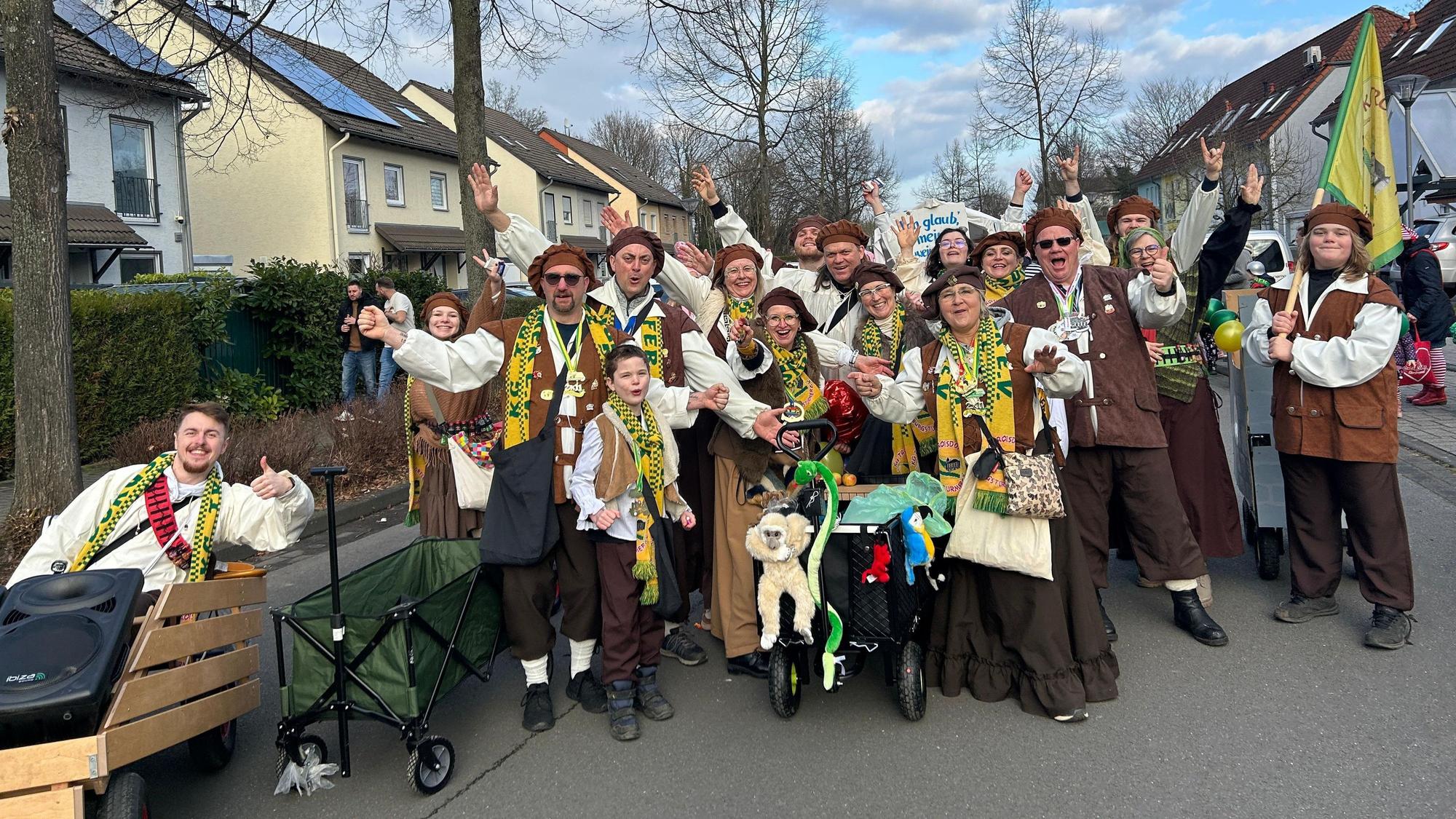 Der Veedelszug im Troisdorfer Gleisdreieck lockte auch in diesem Jahr zahlreiche Jecken an.