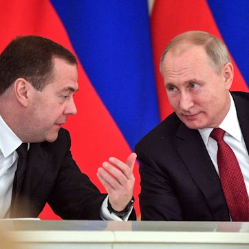 Der ehemalige russische Präsident Dmitri Medwedew (l.) im Gespräch mit Kremlchef Wladimir Putin. Medwedew hat sich nach dem Eklat im Weißen Haus zu Wort gemeldet. (Archivbild)