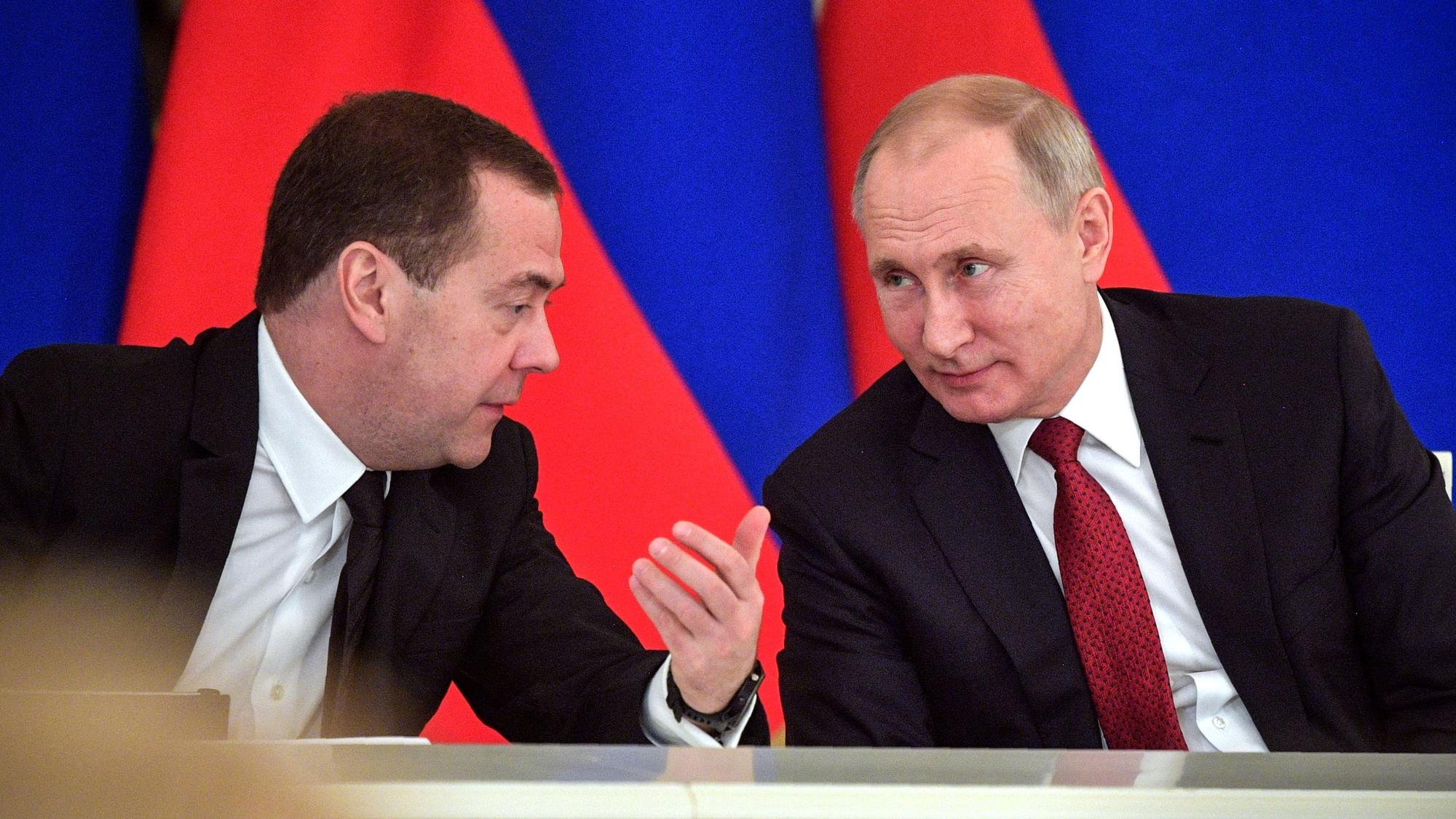 Ex-Präsident Dmitri Medwedew zusammen mit Kremlchef Wladimir Putin. (Archivbild)