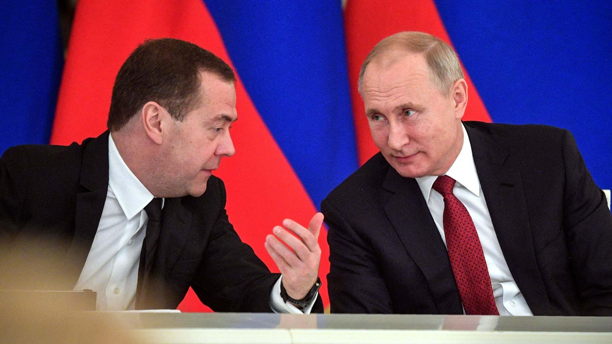 Ex-Präsident Dmitri Medwedew zusammen mit Kremlchef Wladimir Putin. (Archivbild)