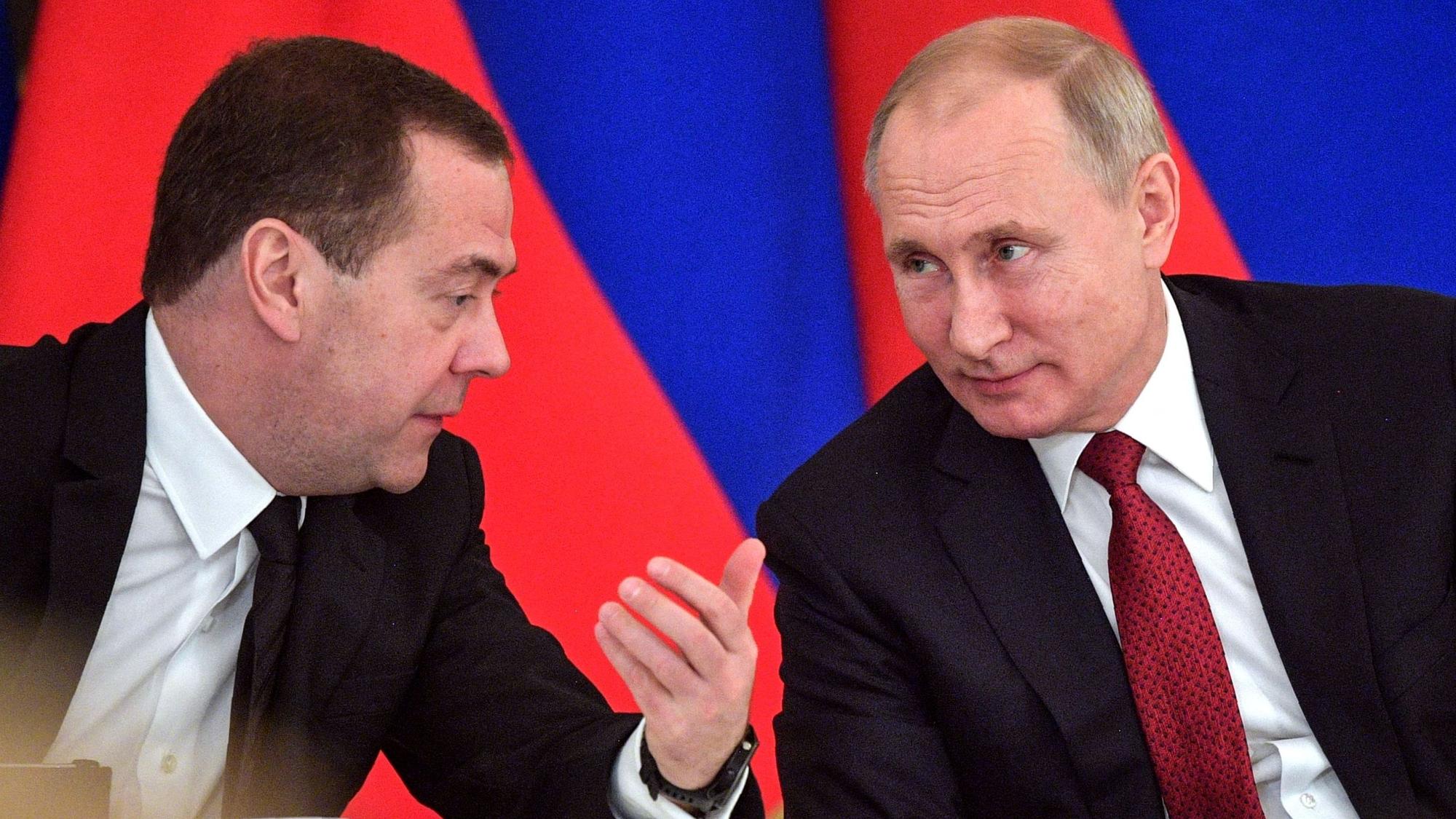 Der ehemalige russische Präsident Dmitri Medwedew (l.) im Gespräch mit Kremlchef Wladimir Putin. Medwedew hat sich nach dem Eklat im Weißen Haus zu Wort gemeldet. (Archivbild)