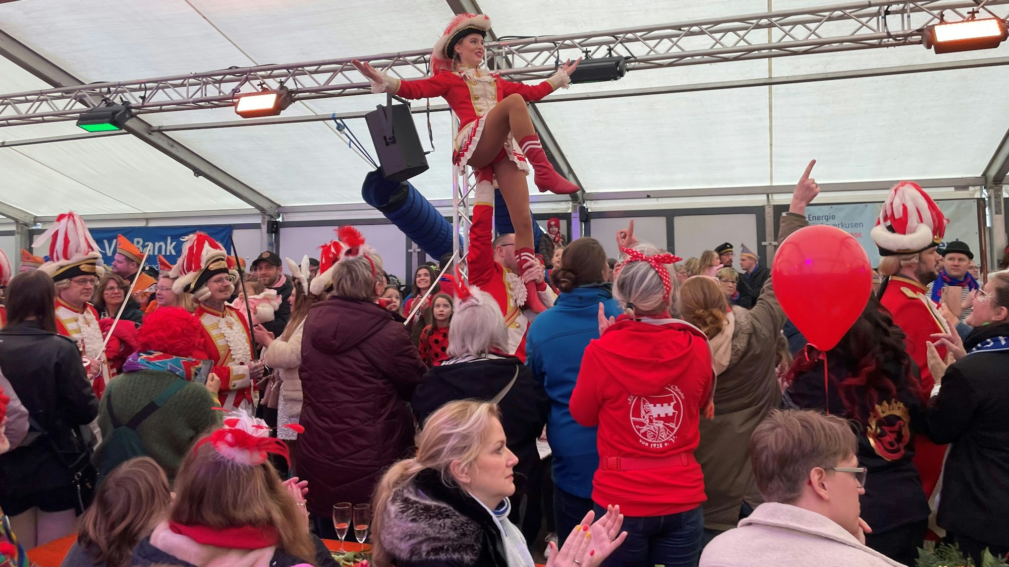 Ein Funkemariechen wird getragen.