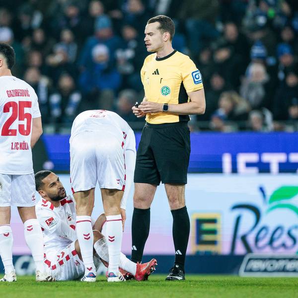 Linton Maina vom 1. FC Köln, 37 bleibt angeschlagen auf dem Rasen sitzen.