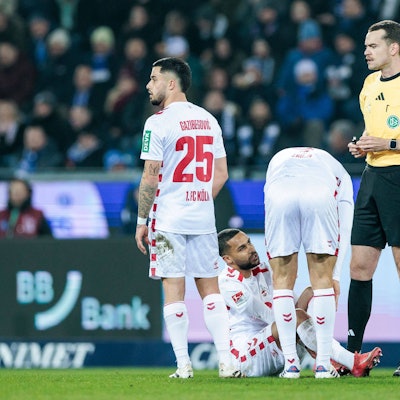 Linton Maina vom  1. FC Köln, 37 bleibt angeschlagen auf dem Rasen sitzen.