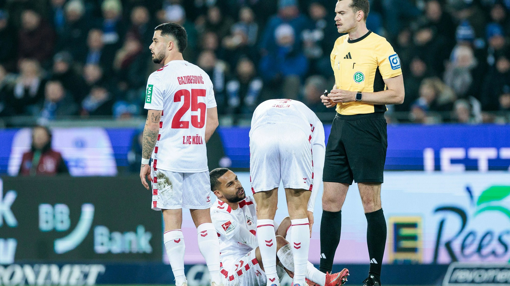 Linton Maina vom 1. FC Köln, 37 bleibt angeschlagen auf dem Rasen sitzen.