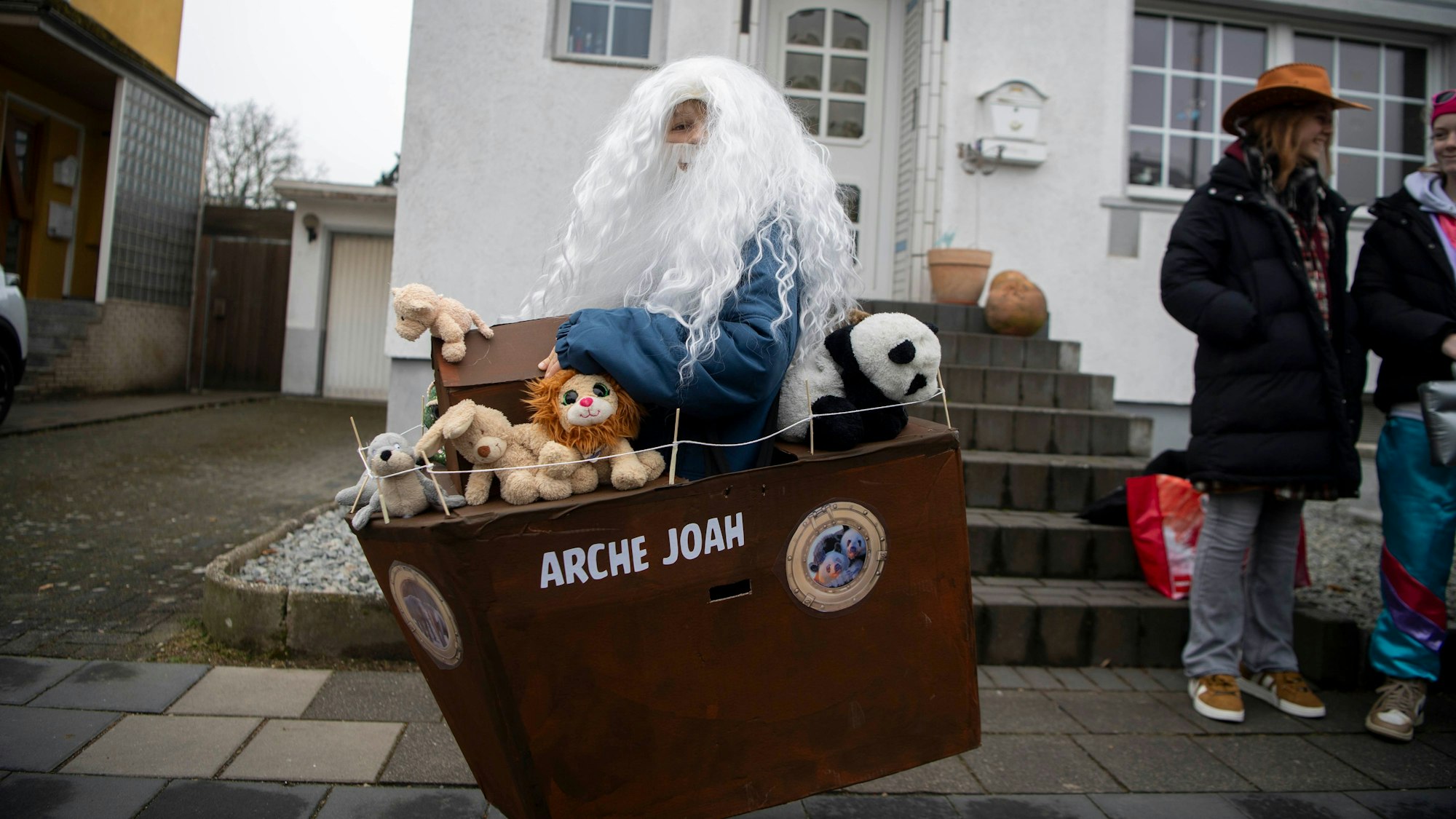Das Bild zeigt den Grundschüler als Joah in seiner Arche.
