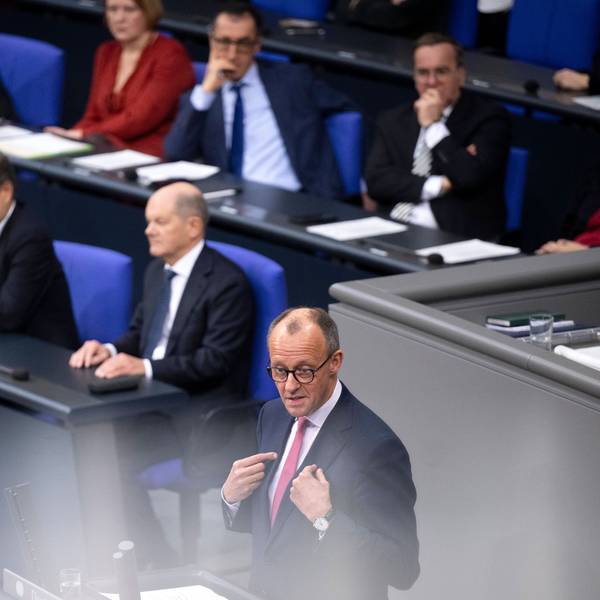 Das Bild zeigt Friedrich Merz (CDU), der wahrscheinlich kommende Bundeskanzler (vorne) und seinen Vorgänger Olaf Scholz (SPD, zweite Reihe rechts) bei einer Debatte im Bundestag.