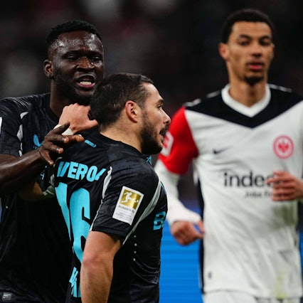 Victor Boniface (l.) und Emiliano Buendia gehen aufeinander los.