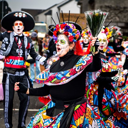 Eine Gruppe Jecken ging bunt kostümiert im Zug mit und feierte den Tag der Toten.
