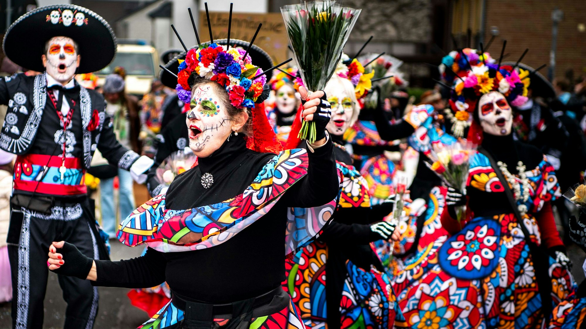 Eine Gruppe Jecken ging bunt kostümiert im Zug mit und feierte den Tag der Toten.