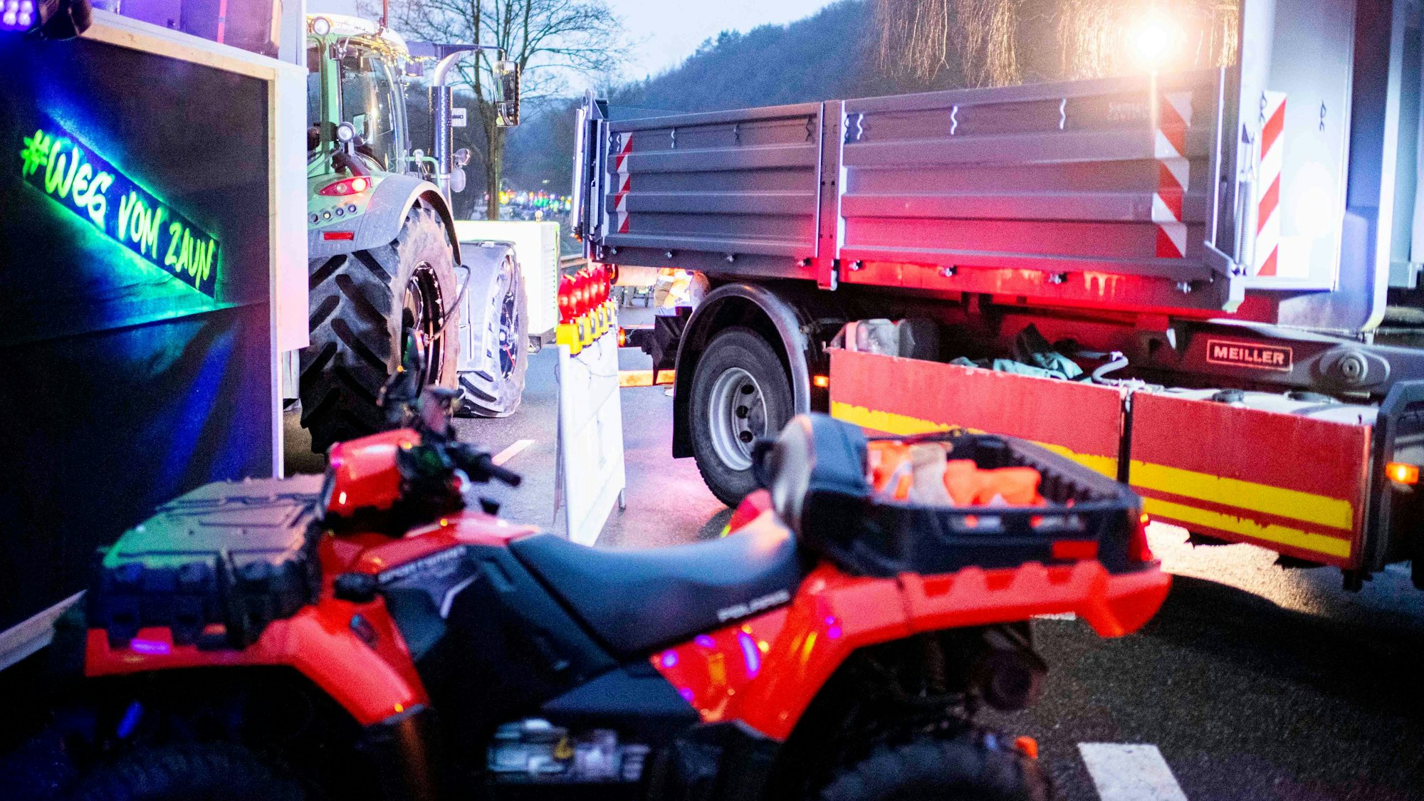 Mit Lkw sind die Hauptzufahrten nach Mechernich-Eiserfey zum Lichterzug dicht gemacht. Der Lastwagen wird kurz weggefahren, damit die Festwagen passieren können.