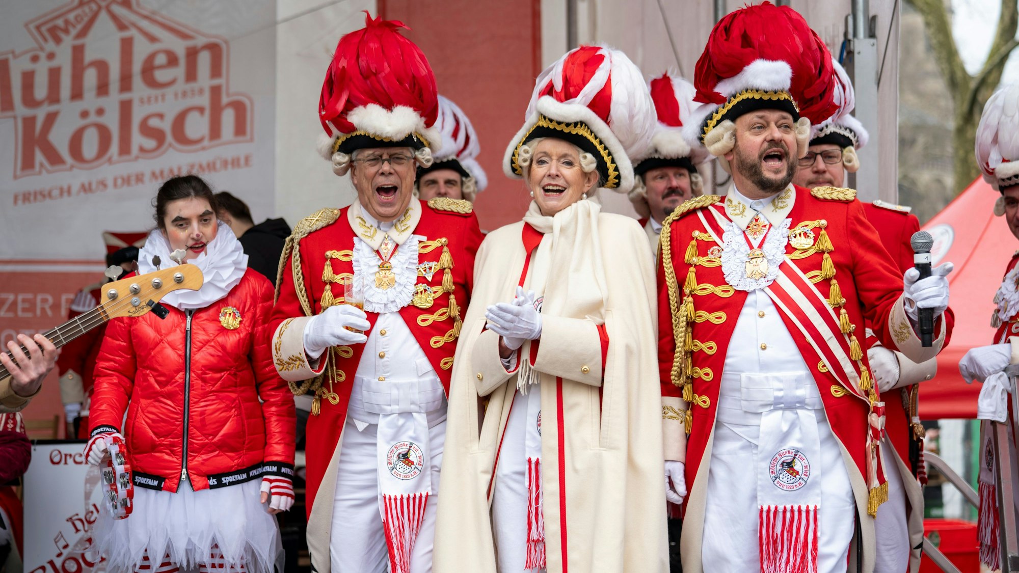 Heinz-Günther Hunold, Henriette Reker und Dirk Wissmann auf der Bühne beim Funkenbiwak.