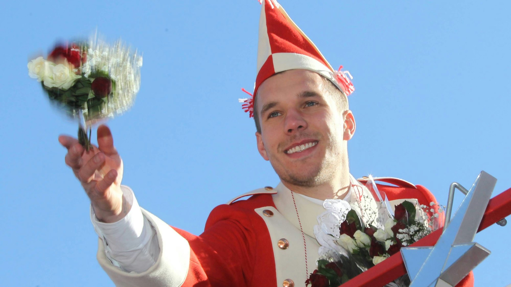 Bildnummer: 07495062 Datum: 07.03.2011 Copyright: imago/Eduard Bopp
Lukas Podolski (1. FC Köln) nimmt auf einem Festwagen der Roten Funken am Rosenmontagszug teil.