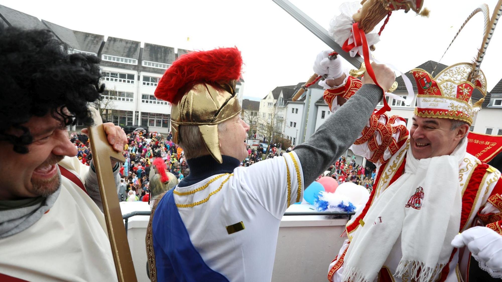 Zwei Männer, einer in römischer Uniform, stellen einen Kampf.