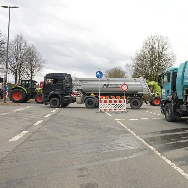 Sicherheitsabsperrungen am Zugweg durch Lkw in Kürten-Bechen am 27.2.2025.