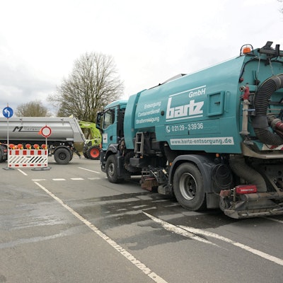 Sicherheitsabsperrungen am Zugweg durch Lkw in Kürten-Bechen am 27.2.2025.