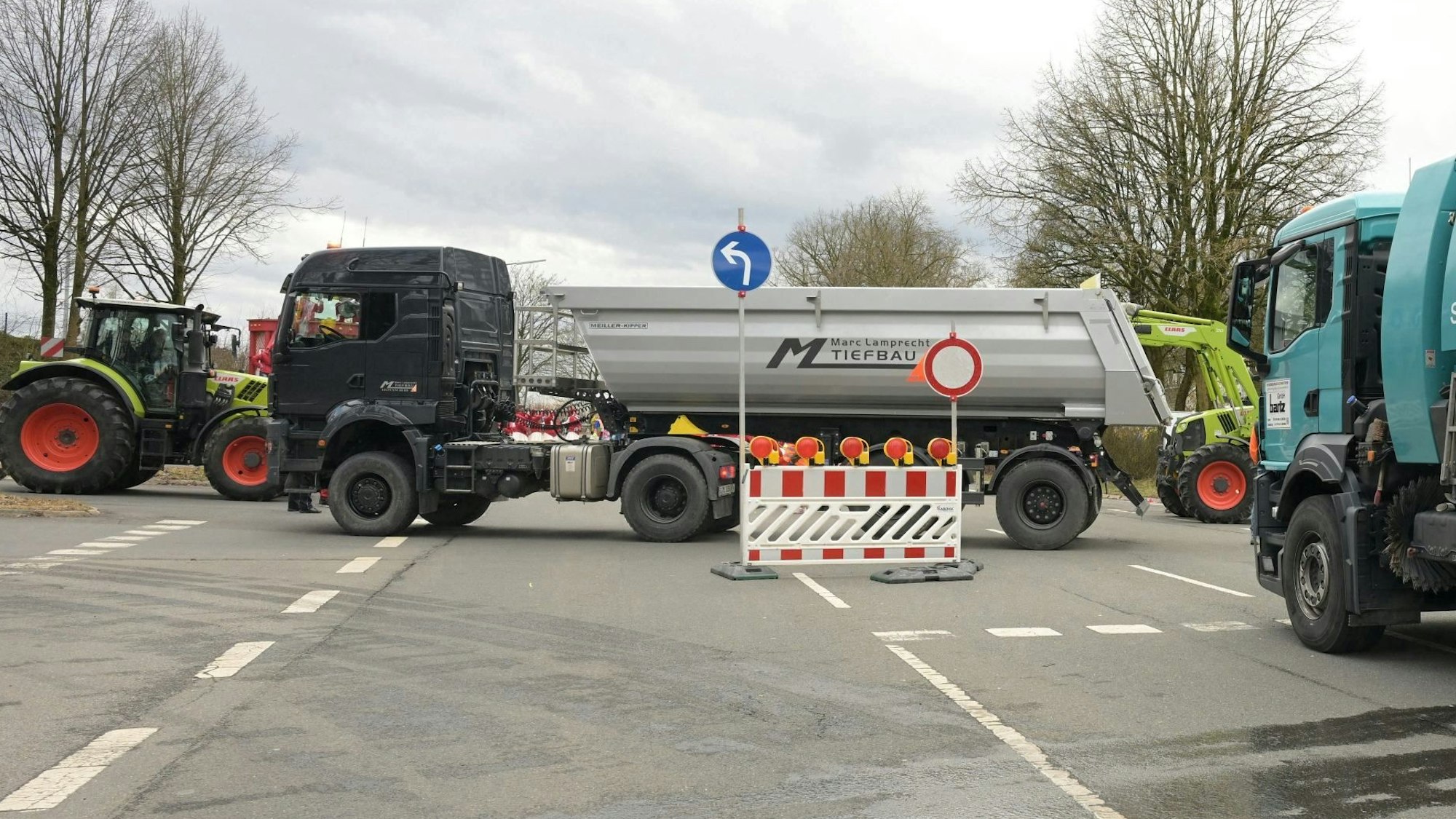 Sicherheitsabsperrungen am Zugweg durch Lkw in Kürten-Bechen am 27.2.2025.