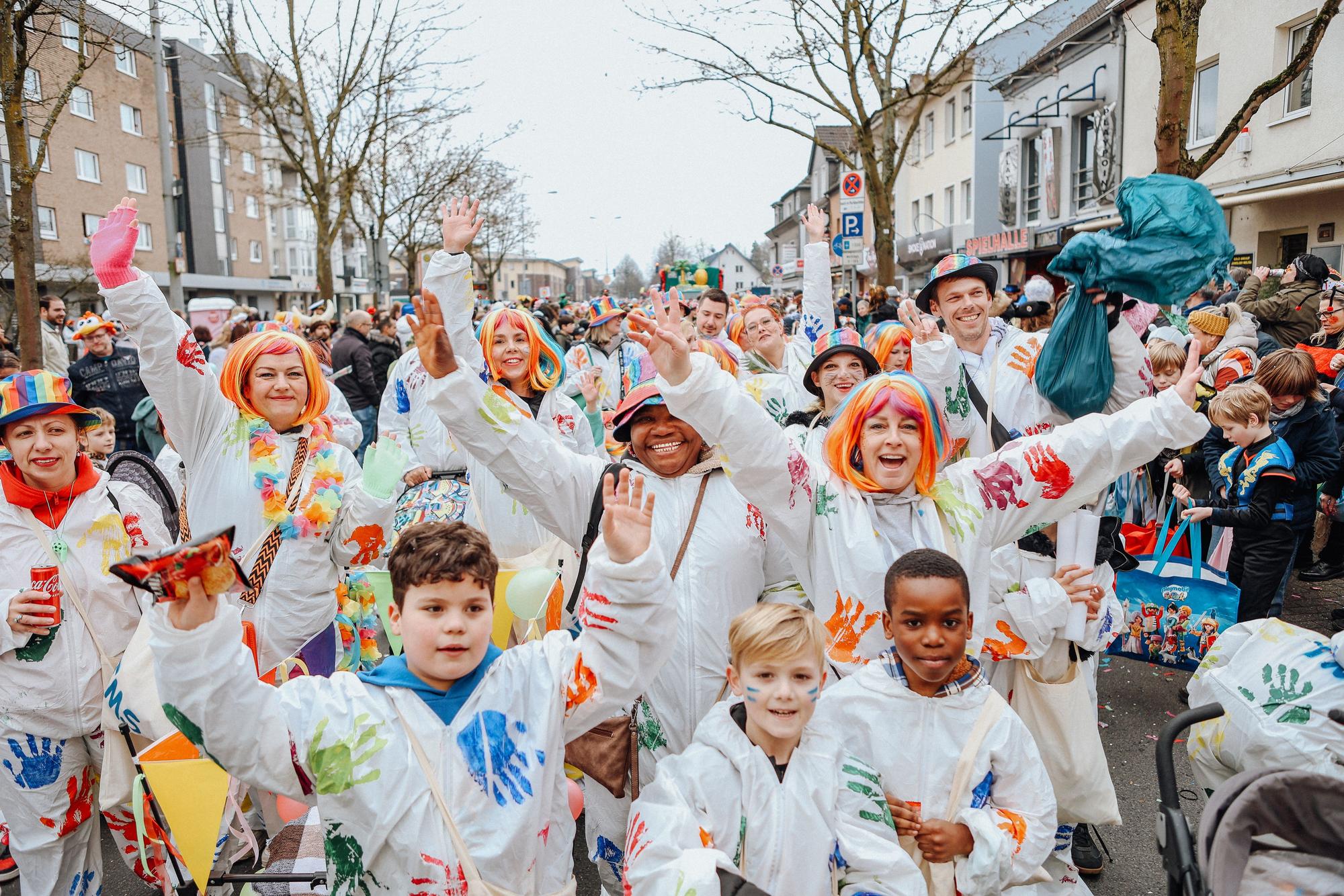 Menschen auf Karnevalszug