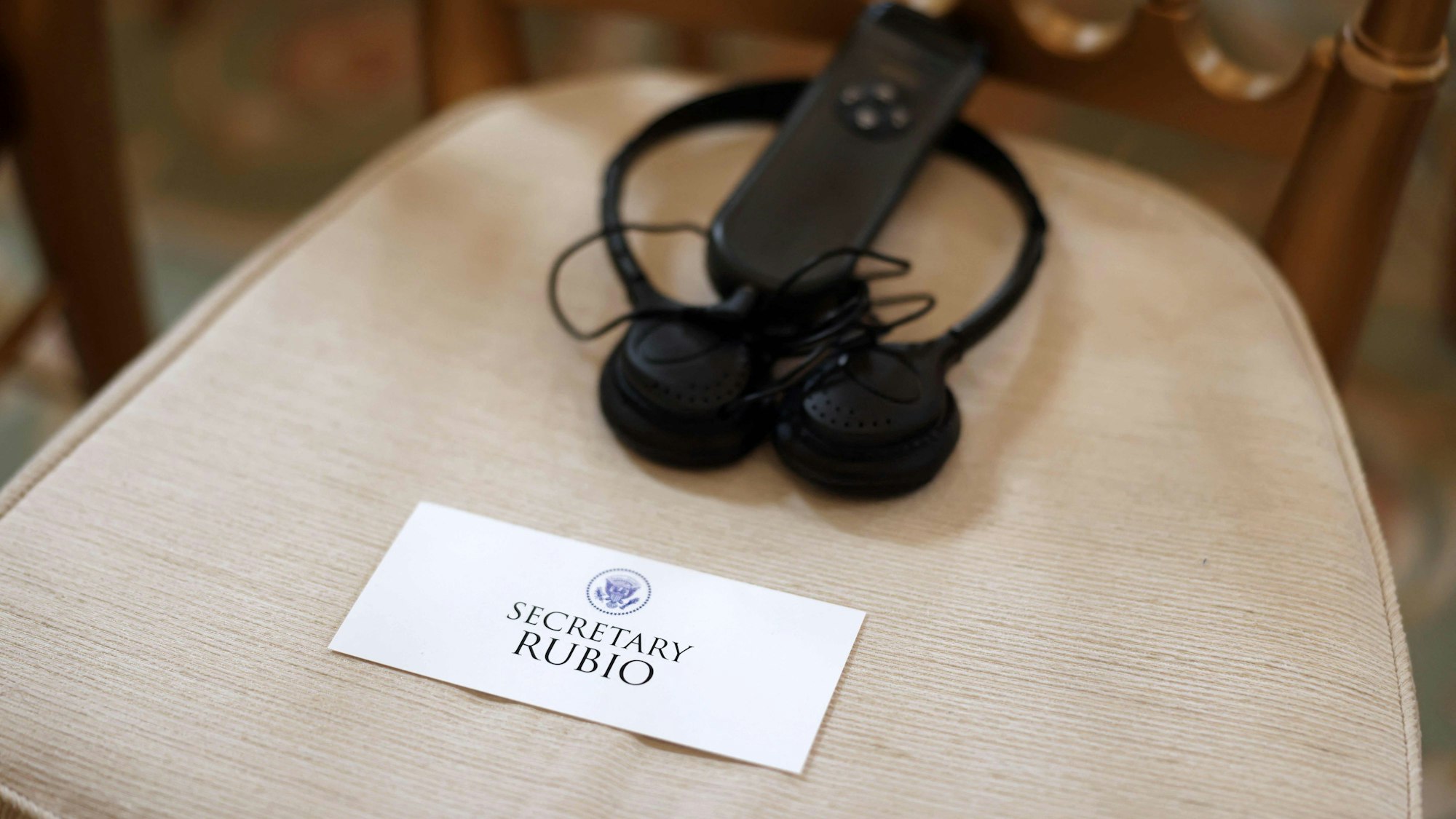 Ein Namensschild für US-Außenminister Marco Rubio liegt auf einem Stuhl für die geplante Pressekonferenz mit Wolodymyr Selenskyj.