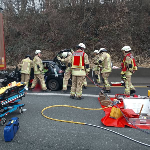 Bei einem Unfall am Freitag, 28. Februar, auf der A1 bei Burscheid in Richtung Dortmund ist eine Person verletzt worden.