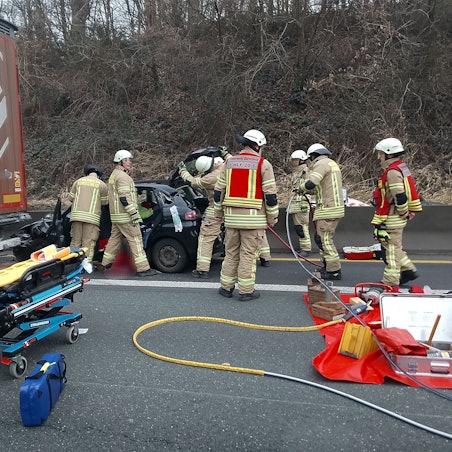 Bei einem Unfall am Freitag, 28. Februar, auf der A1 bei Burscheid in Richtung Dortmund ist eine Person verletzt worden.