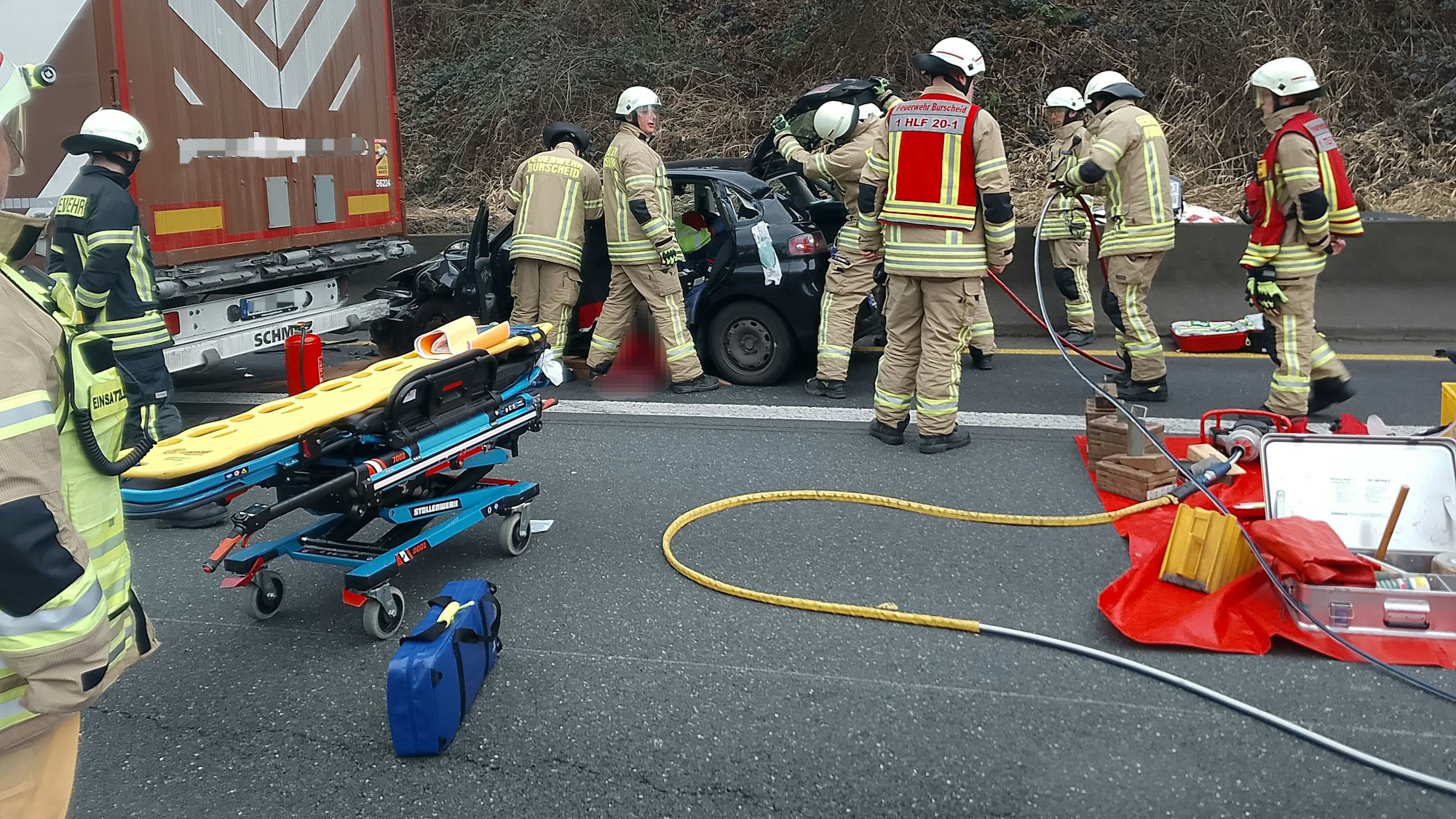 Bei einem Unfall am Freitag, 28. Februar, auf der A1 bei Burscheid in Richtung Dortmund ist eine Person verletzt worden.