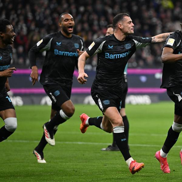 Leverkusens Nordi Mukiele (r) jubelt nach dem Tor zum 2:0 mit Nathan Tella (l-r), Jonathan Tah und Granit Xhaka.