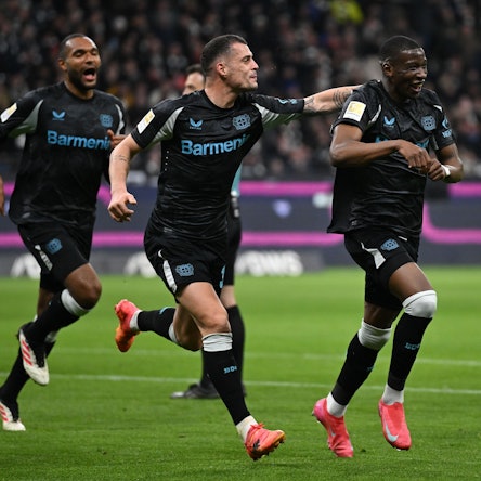 Leverkusens Nordi Mukiele (r) jubelt nach dem Tor zum 2:0 mit Nathan Tella (l-r), Jonathan Tah und Granit Xhaka.
