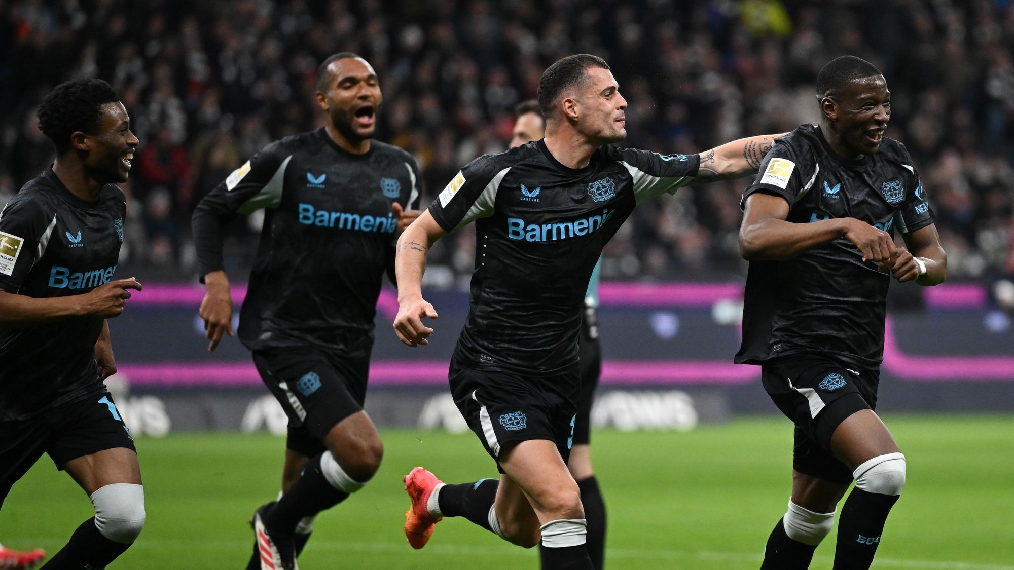 Leverkusens Nordi Mukiele (r) jubelt nach dem Tor zum 2:0 mit Nathan Tella (l-r), Jonathan Tah und Granit Xhaka.