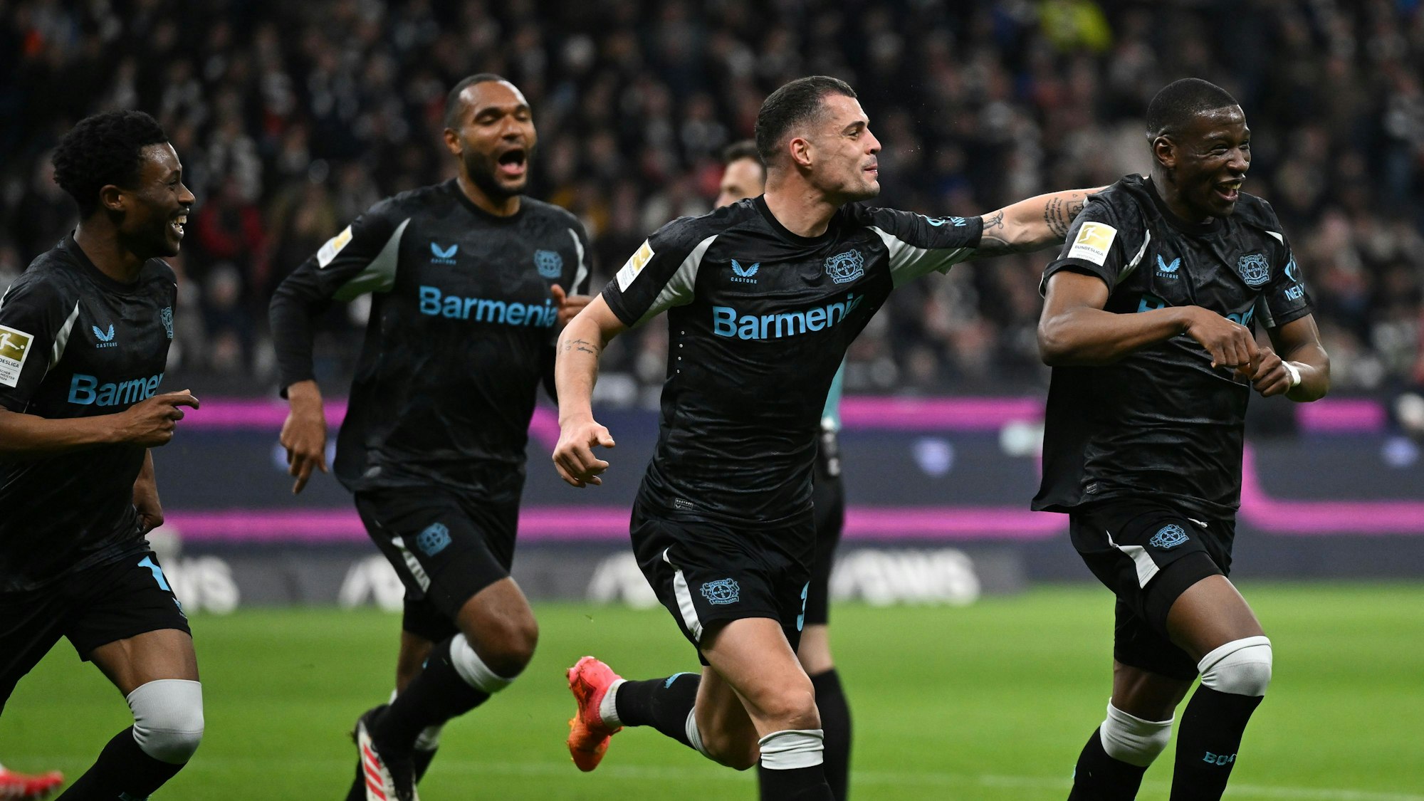 Leverkusens Nordi Mukiele (r) jubelt nach dem Tor zum 2:0 mit Nathan Tella (l-r), Jonathan Tah und Granit Xhaka.