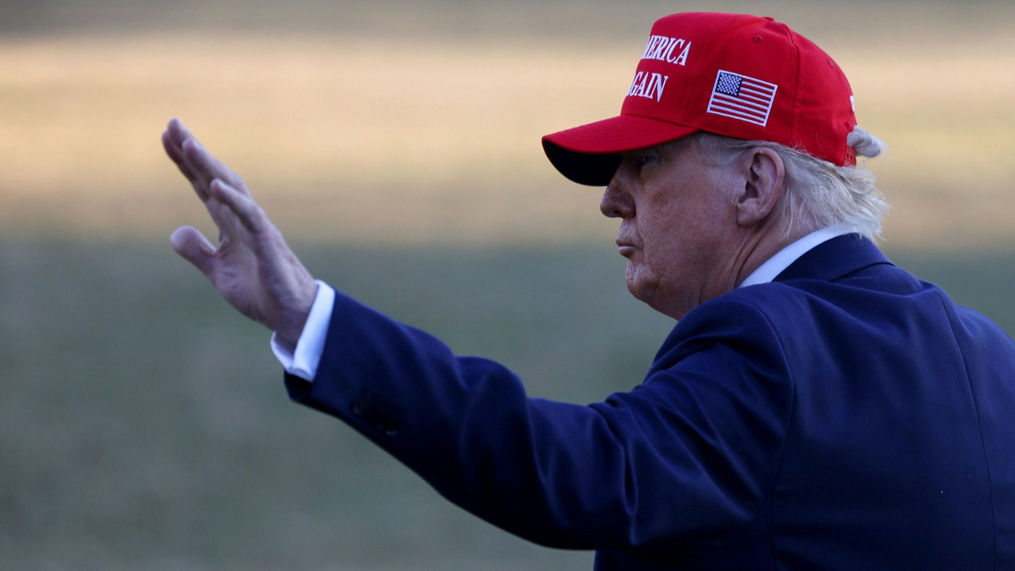 US-Präsident Donald Trump trägt eine Kappe mit der Aufschrift „Make America Great Again“ und winkt. (Archivbild)