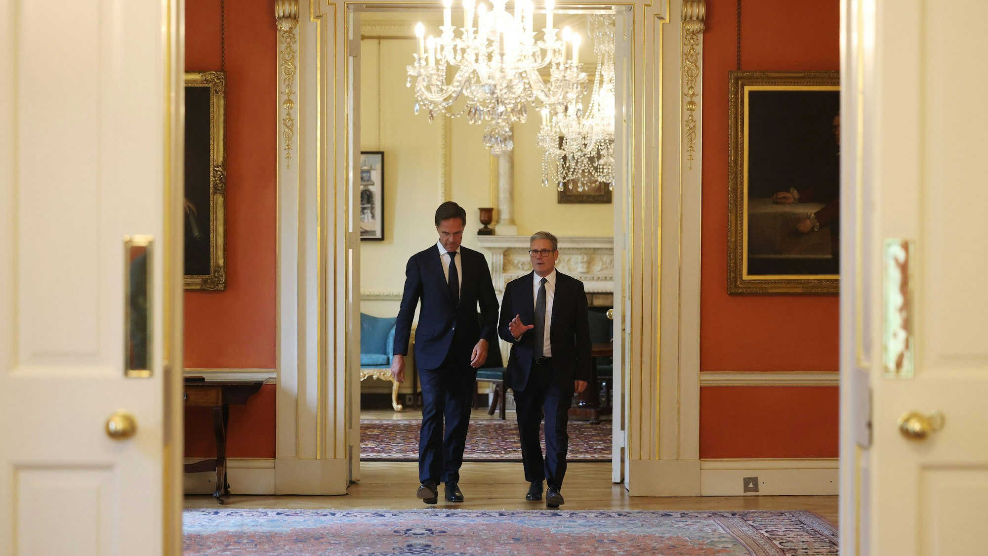 Mark Rutte (l), Nato-Generalsekretär, und Sir Keir Starmer, Premierminister von Großbritannien, gehen vor einem bilateralen Treffen in 10 Downing Street. Zuvor hatte ein Gespräch mit Präsident Selenskyj aus der Ukraine stattgefunden.
