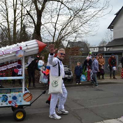 Ein Mann zieht einen Handkarren mit einer Rakete.