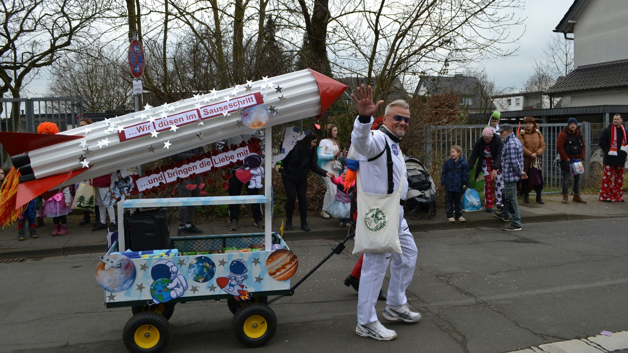 Ein Mann zieht einen Handkarren mit einer Rakete.