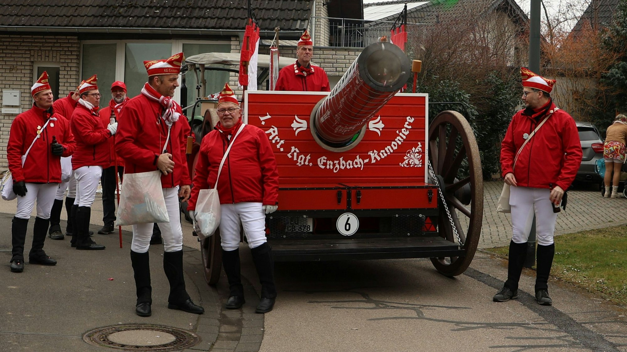 Die selbstgebaute Kanone des 1. Artillerieregiments Enzbachkanoniere kam auch in diesem Jahr durch den TÜV und schoss zur Freude der jungen Teilnehmer Bälle in die Menge.