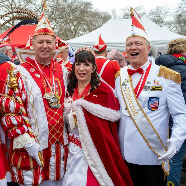 Jecken aus San Diego feiern beim Funkenbiwak auf dem Neumarkt. In der Mitte: Das Prinzenpaar, Prinz Scott und Prinzessin Donna.