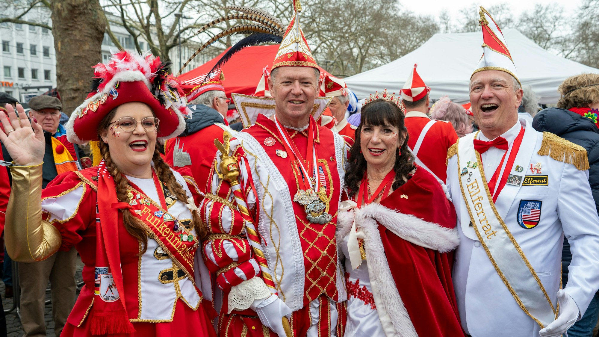 Jecken aus San Diego feiern beim Funkenbiwak auf dem Neumarkt. In der Mitte: Das Prinzenpaar, Prinz Scott und Prinzessin Donna.