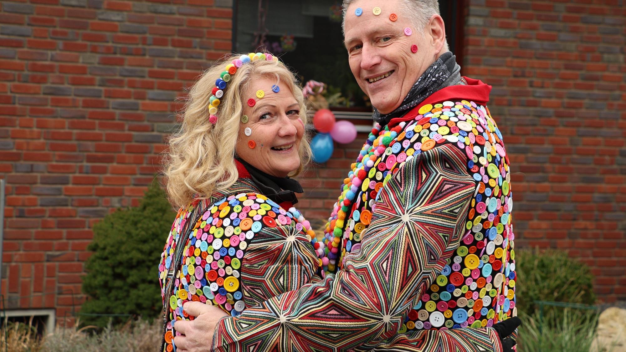 Andrea Kupilas und Gerd Frank waren in Enzen mit ihren aufwendig gearbeiteten Knopfkostümen beim Karnevalszug. Sie waren nur zwei von vielen mit tollen Ideen und großer Begeisterung beim Umzug.
