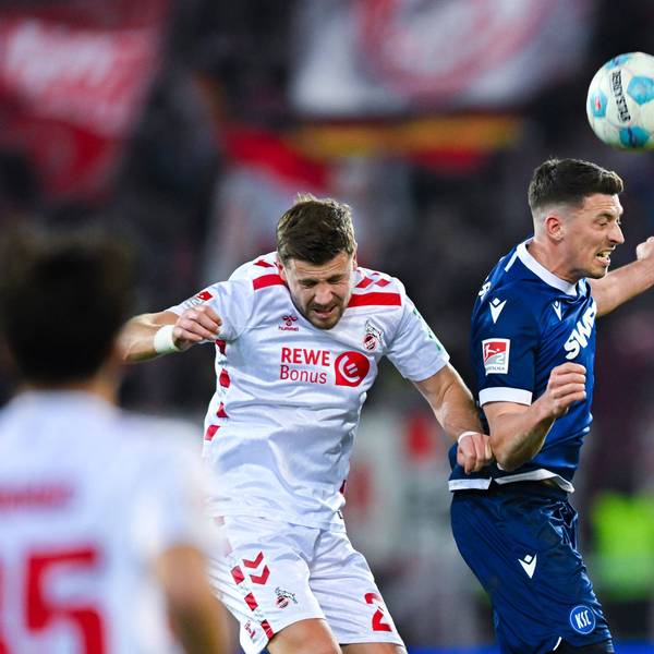 Stürmer Imad Rondic vom 1. FC Köln im Zweikampf während des Spiels beim Karlsruher SC