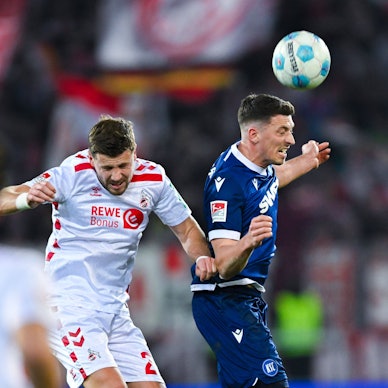 Stürmer Imad Rondic vom 1. FC Köln im Zweikampf während des Spiels beim  Karlsruher SC