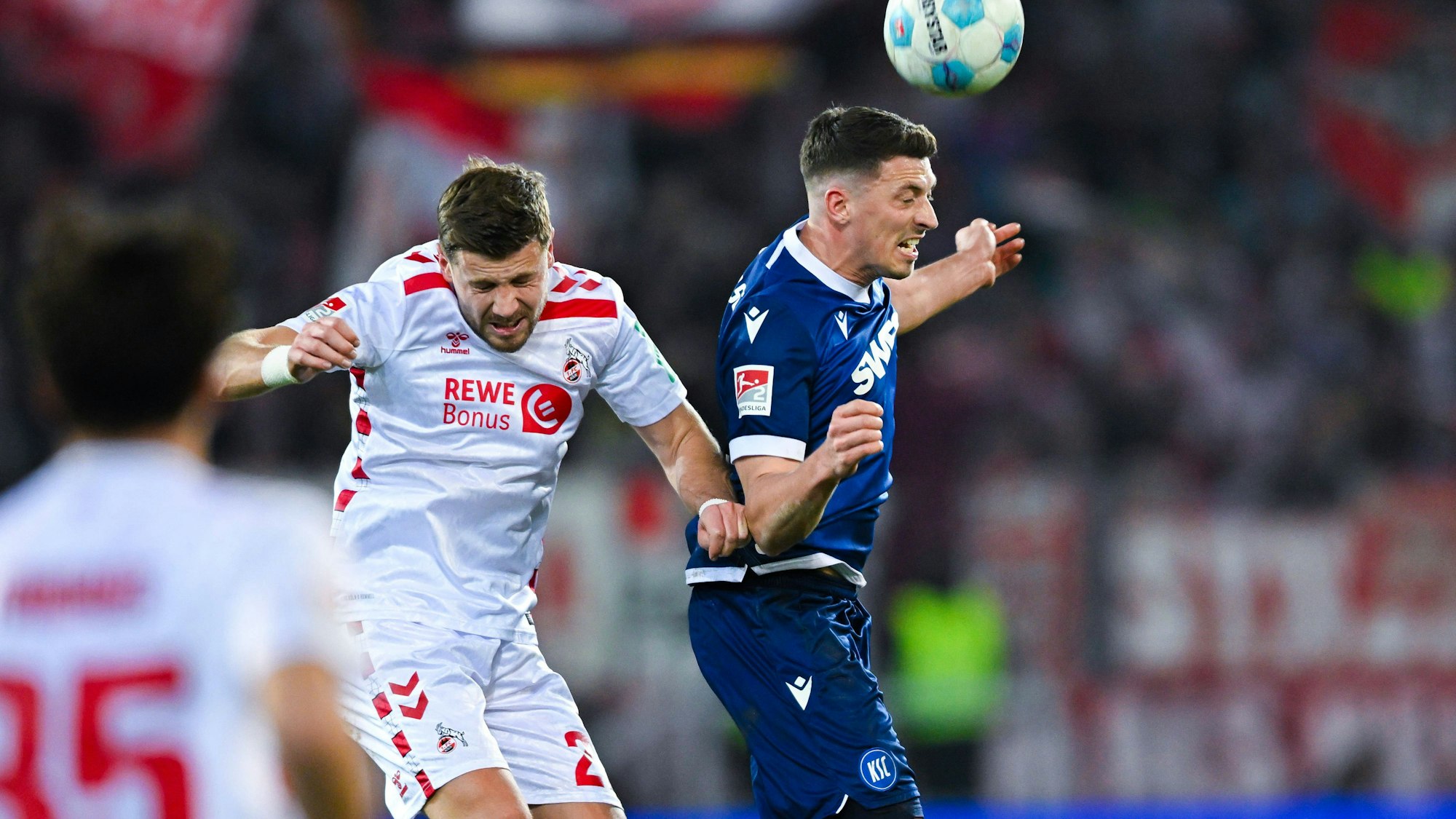 Stürmer Imad Rondic vom 1. FC Köln im Zweikampf während des Spiels beim  Karlsruher SC