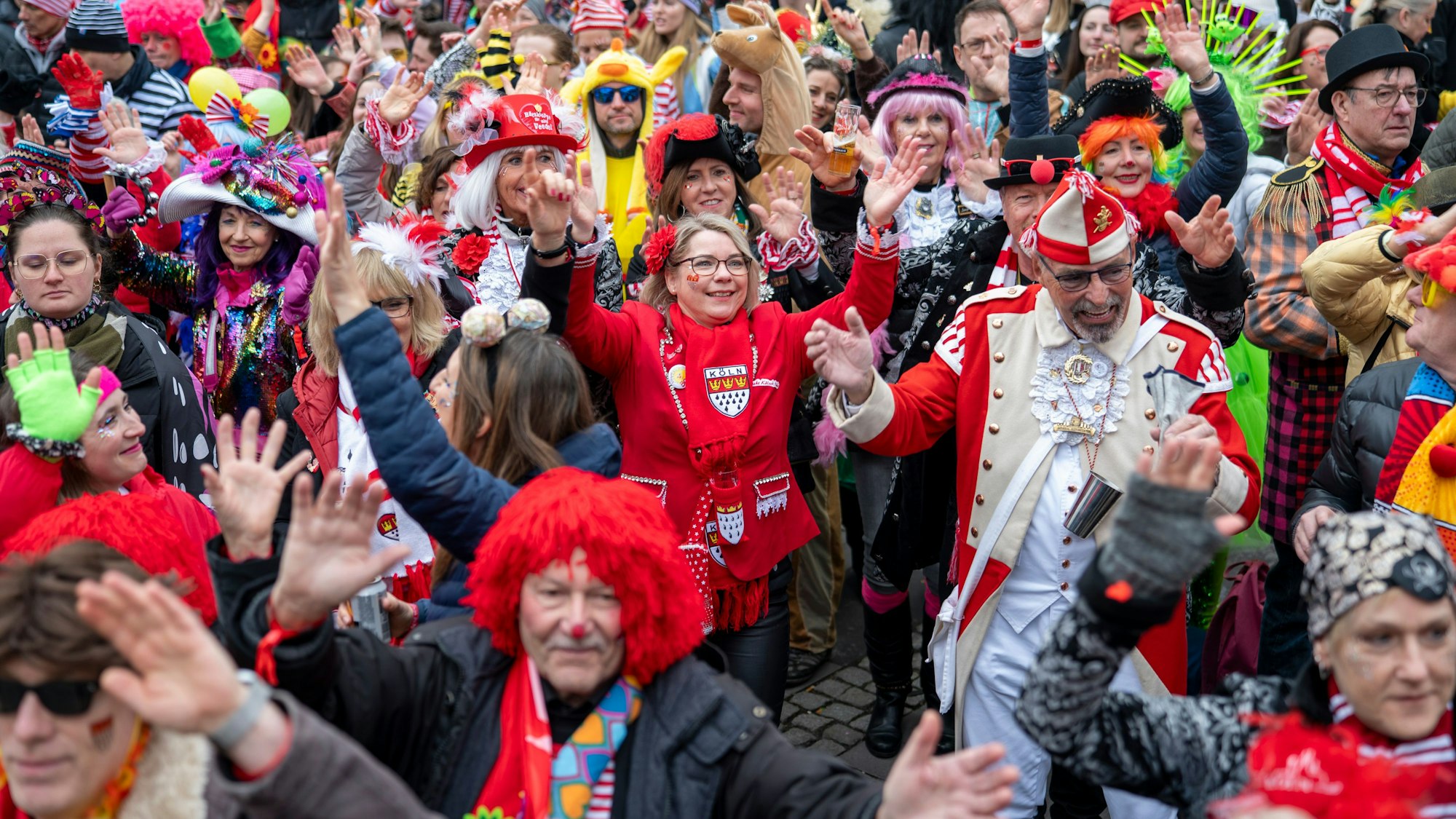 Jecken feiern beim Funkenbiwak