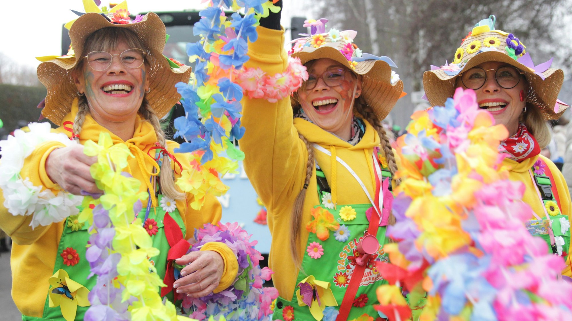 Ute (v.l.) und Jennifer Mangold sowie Simone Kmer steckten mit ihrem Frohsinn und Enthusiasmus alle an und überreichten Blumenkränze.