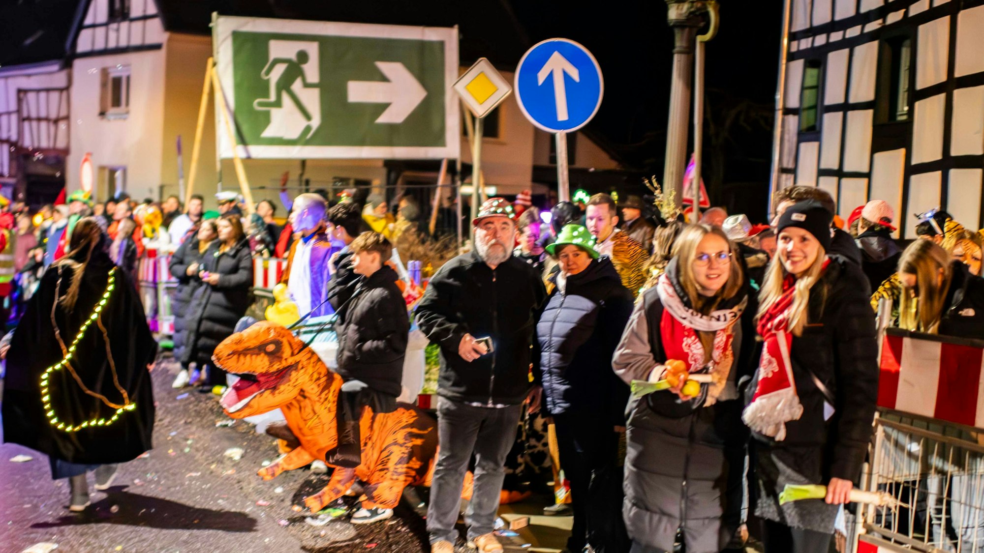 Fluchtwegbanner sind an neuralgischen Punkten des Lichterzugs in Eiserfey  aufgestellt.