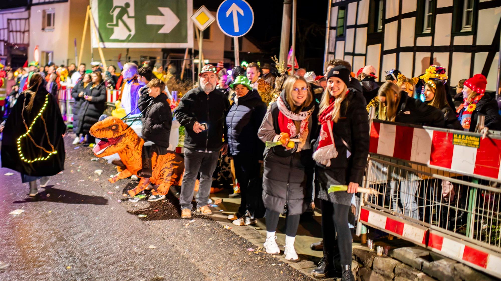 Das Bild zeigt einen Moment des Lichterzugs in Eiserfey. Im Hintergrund ist ein großes Fluchtweg-Schild zu sehen.
