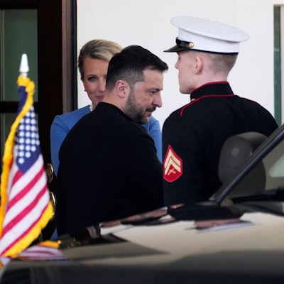 Der ukrainische Präsident Wolodymyr Selenskyj (M) verlässt das Weiße Haus.